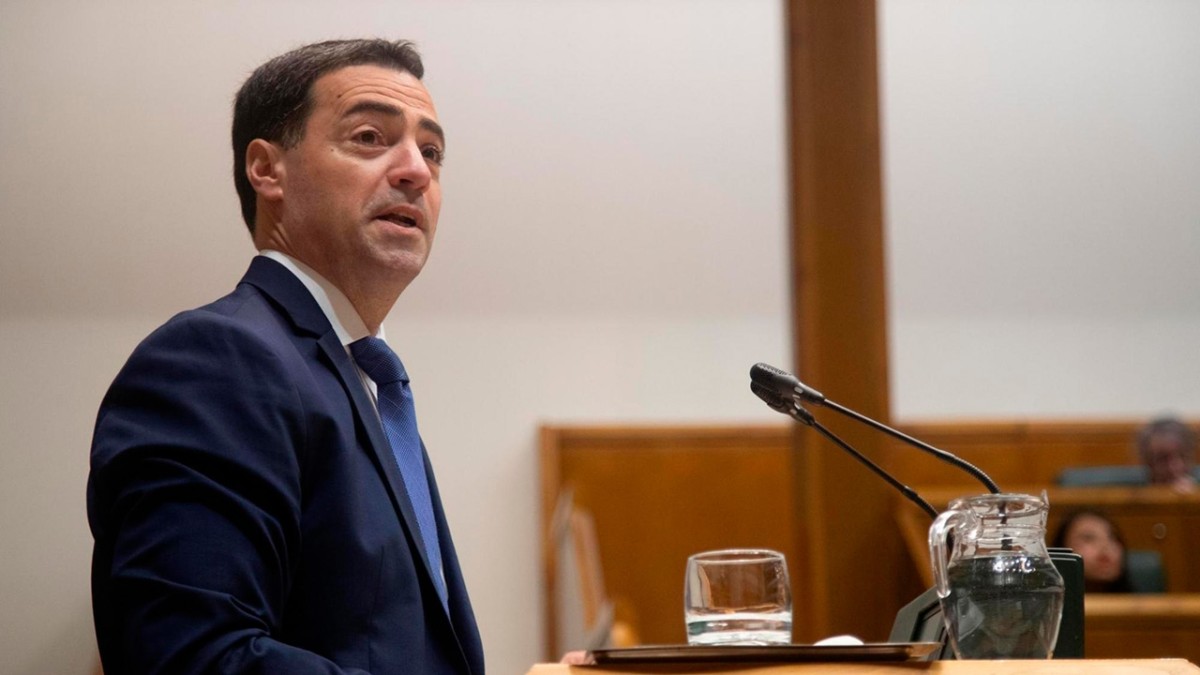 El Lehendakari Pradales propone impulsar en el Parlamento Vasco una ponencia para la “mejora de la calidad democrática”