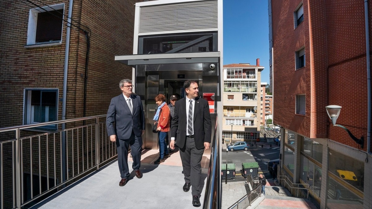 Dos nuevos ascensores y varias rampas mejoran la accesibilidad en Zurbaranbarri