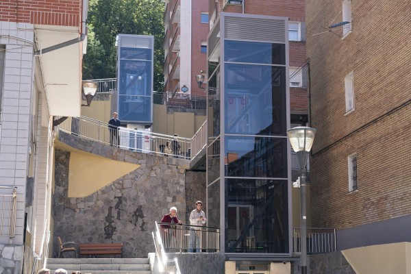 ZURBARANBARRI - Dos nuevos ascensores y varias rampas