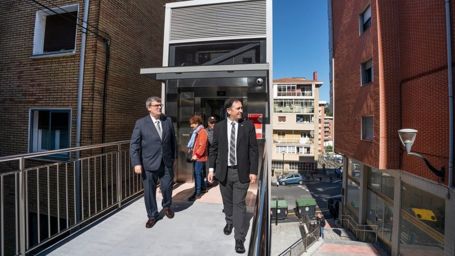 Dos nuevos ascensores y varias rampas mejoran la accesibilidad en Zurbaranbarri